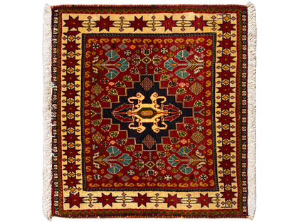 Alfombra de 60x58 cm: ornamento rojo, centro negro, borde de colores, flecos
