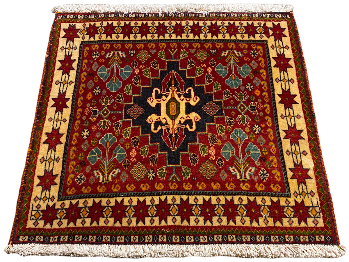 Alfombra de 60x58 cm en rojo: ornamento oriental en el borde, medallón central negro, flecos