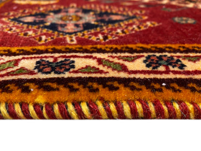Detalle del borde de la alfombra Poshti: flecos y cenefas multicolores