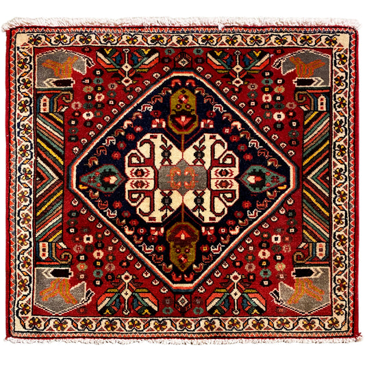 Alfombra oriental con cenefa y dibujo rojo, medallón central