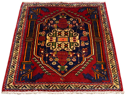 Alfombra Poshti de 66x62 cm extendida en plano: medallón central rojo con ornamentos geométricos.