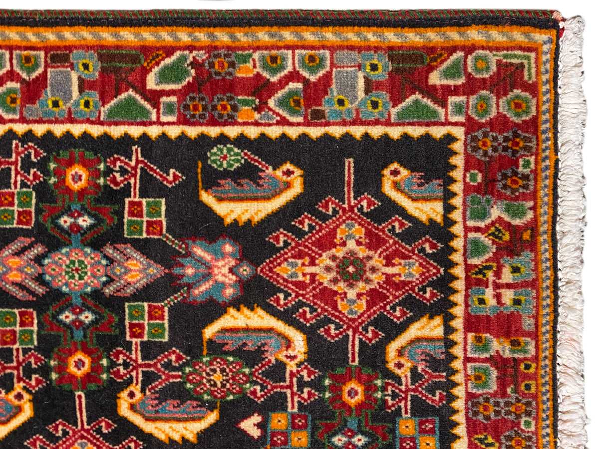 Borde de alfombra con diseño de cenefa multicolor, negro y superficies rojas, verdes y amarillas
