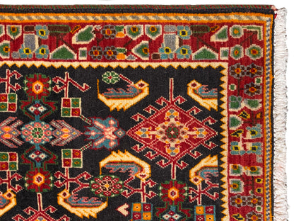 Borde de alfombra con diseño de cenefa multicolor, negro y superficies rojas, verdes y amarillas