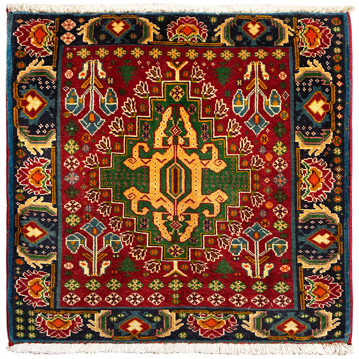 Alfombra rectangular (67x66 cm) con medallón central rojo, ornamentos multicolores y cenefa
