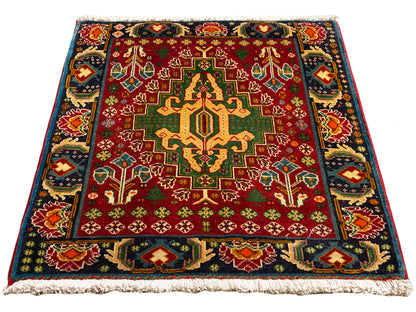 Alfombra rectangular (67x66 cm) con campo rojo, medallón central y cenefas multicolores