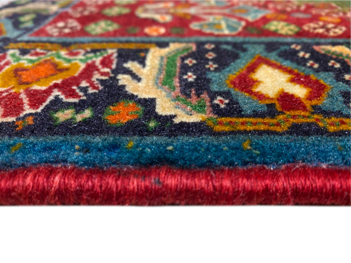Borde de la alfombra en detalle: patrón ornamental multicolor y pelo denso con acabado de flecos