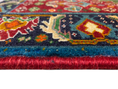 Borde de la alfombra en detalle: patrón ornamental multicolor y pelo denso con acabado de flecos