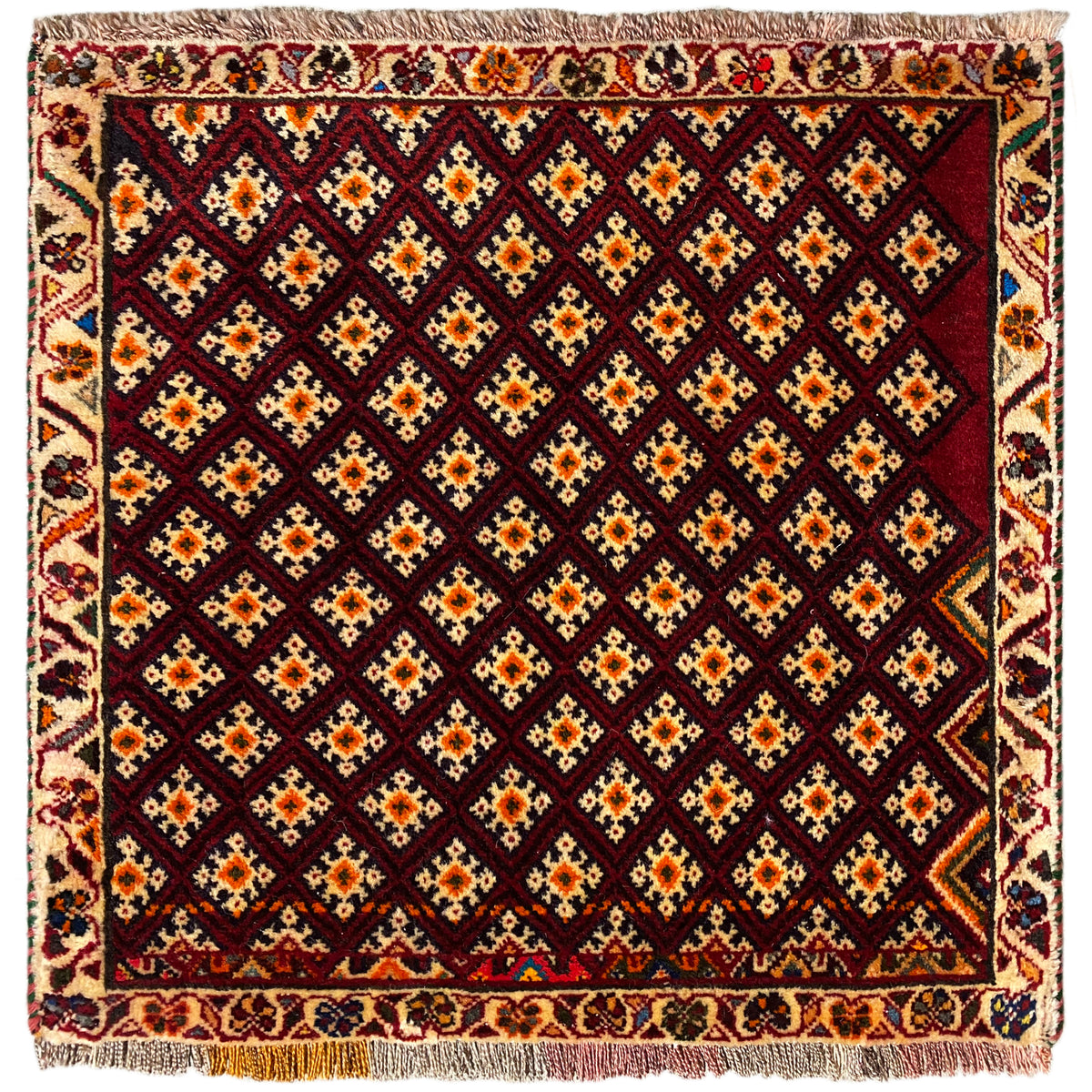 Alfombra Poshti de 61x59 cm: diseño cuadrado con patrón geométrico, rojo oscuro y multicolor