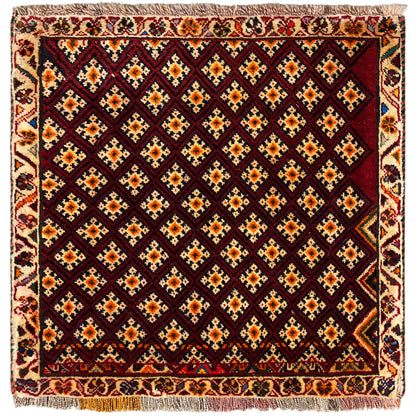 Alfombra Poshti de 61x59 cm: diseño cuadrado con patrón geométrico, rojo oscuro y multicolor