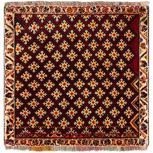 Alfombra Poshti de 61x59 cm: diseño cuadrado con patrón geométrico, rojo oscuro y multicolor