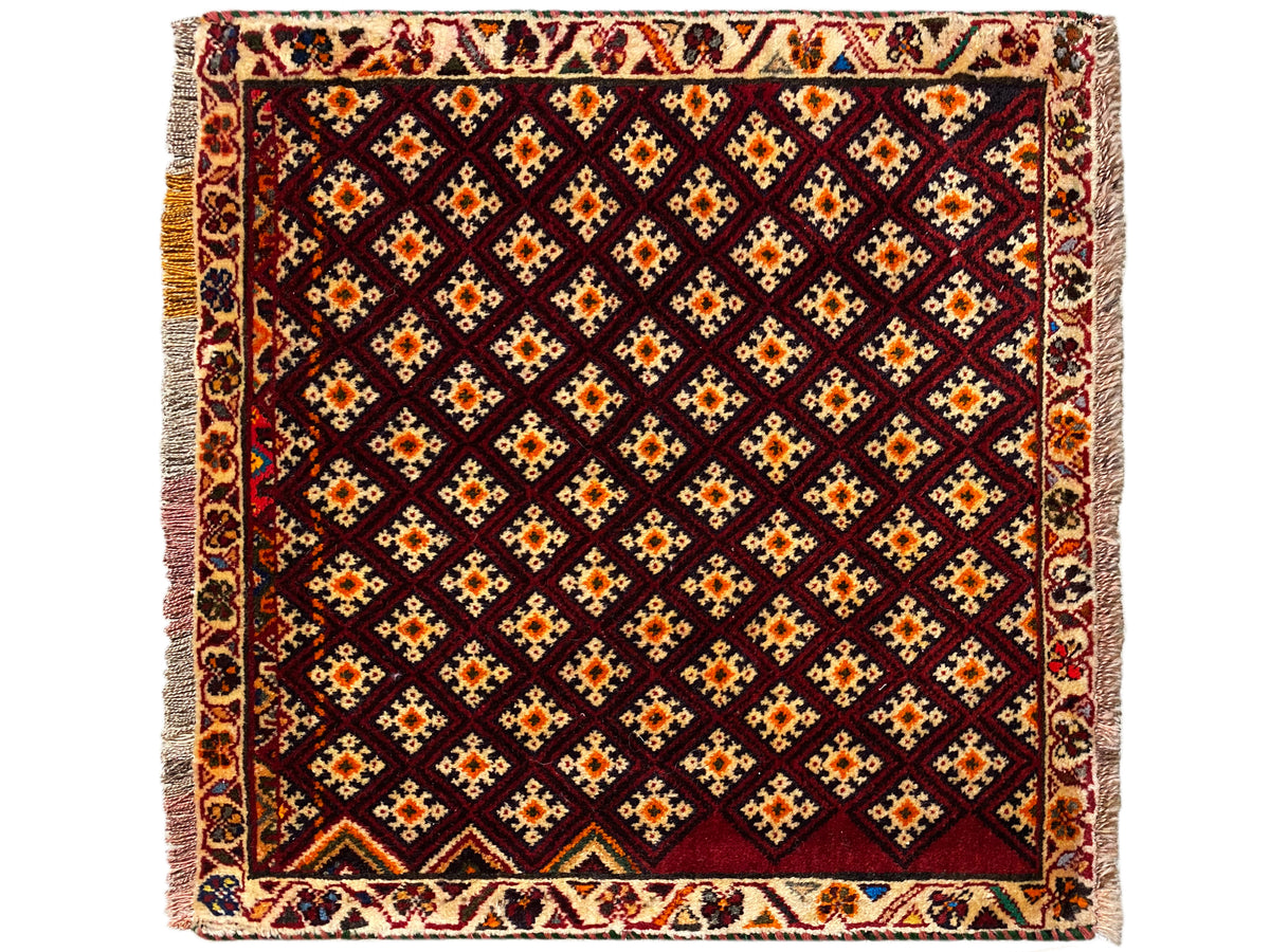 Alfombra Poshti de 61x59 cm: cuadrada, con un patrón geométrico de rombos en rojo oscuro y detalles coloridos