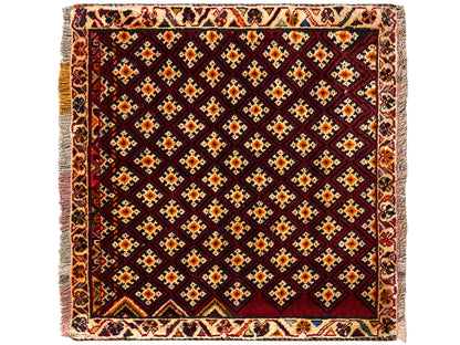 Alfombra Poshti de 61x59 cm: cuadrada, con un patrón geométrico de rombos en rojo oscuro y detalles coloridos