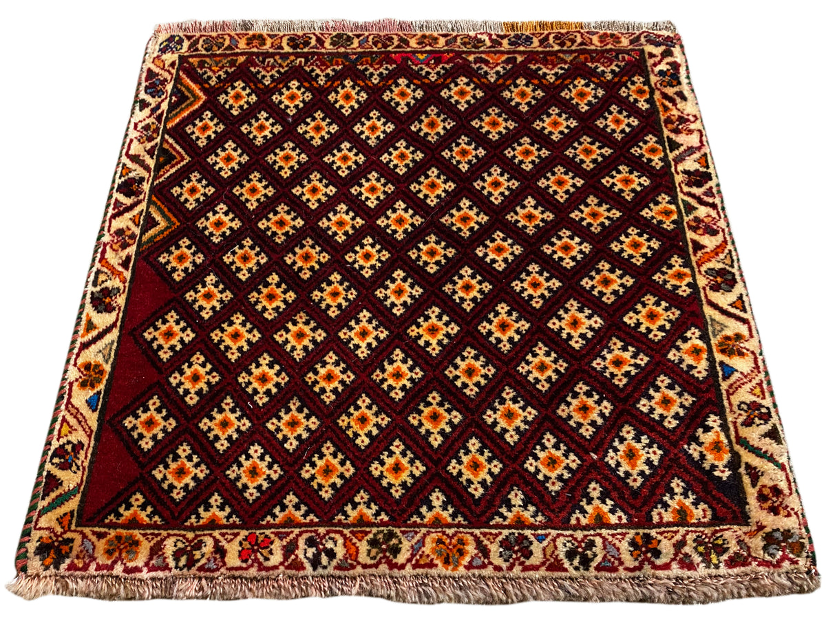 Alfombra Poshti de 61x59 cm: alfombra de color rojo oscuro con diseño de rombos y borde de flecos alrededor