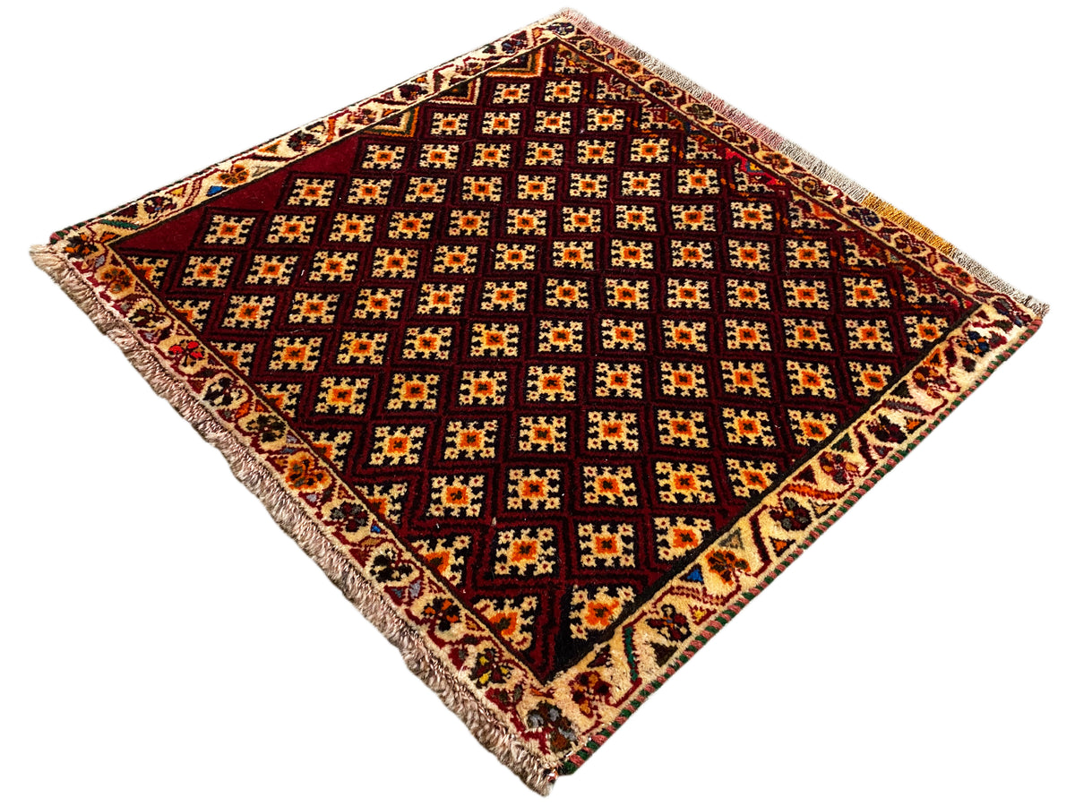 Alfombra Poshti de 61x59 cm: alfombra de color rojo oscuro con diseño de rombos y flecos en todos los lados
