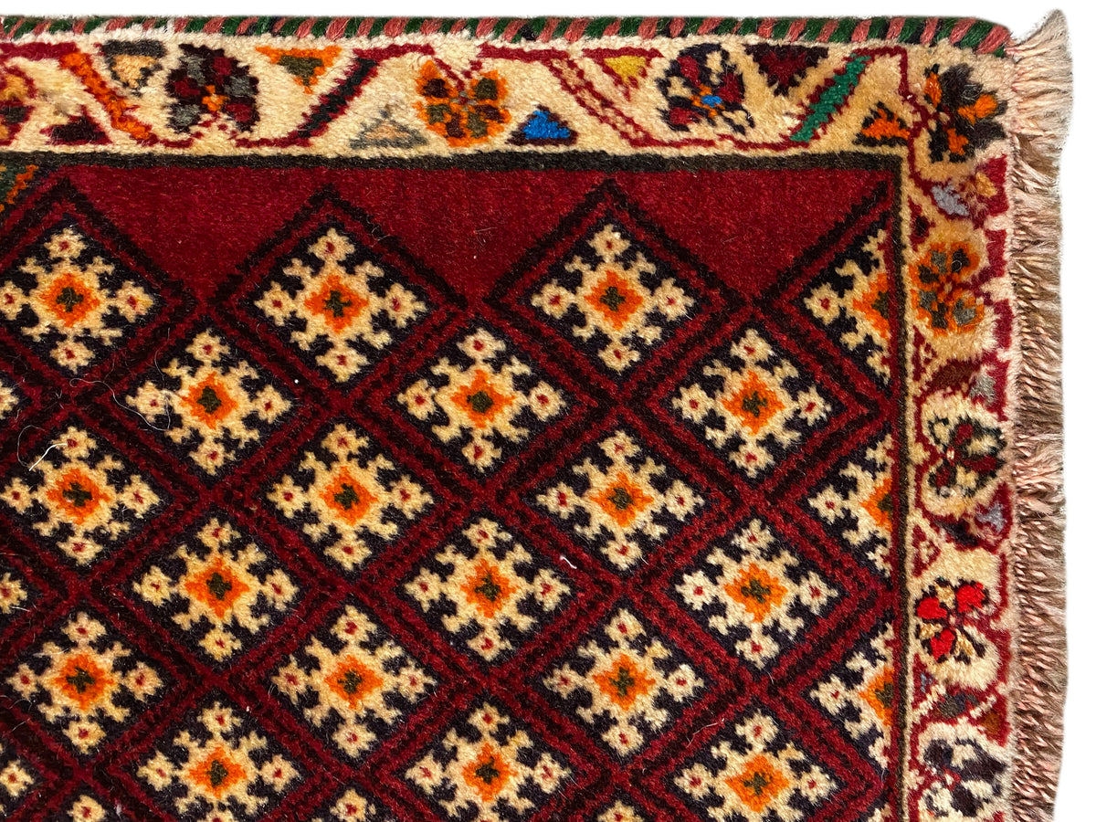 Alfombra Poshti de 61x59 cm: detalle del borde con flecos y ornamentos geométricos