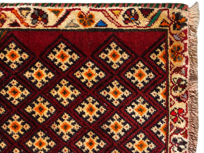 Alfombra Poshti de 61x59 cm: detalle del borde con flecos y ornamentos geométricos