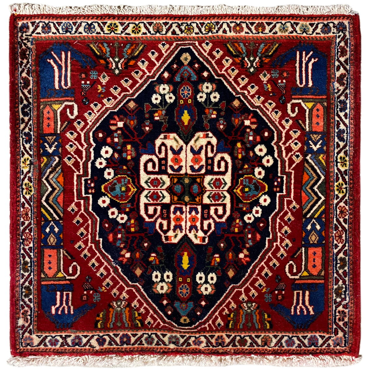Alfombra Poshti con patrón azul oscuro y bordes rojos, rectangular, con flecos