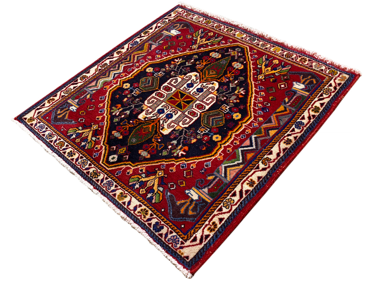 Alfombra Poshti (67×67 cm) en diagonal: borde marrón rojizo, campo azul con ornamentos