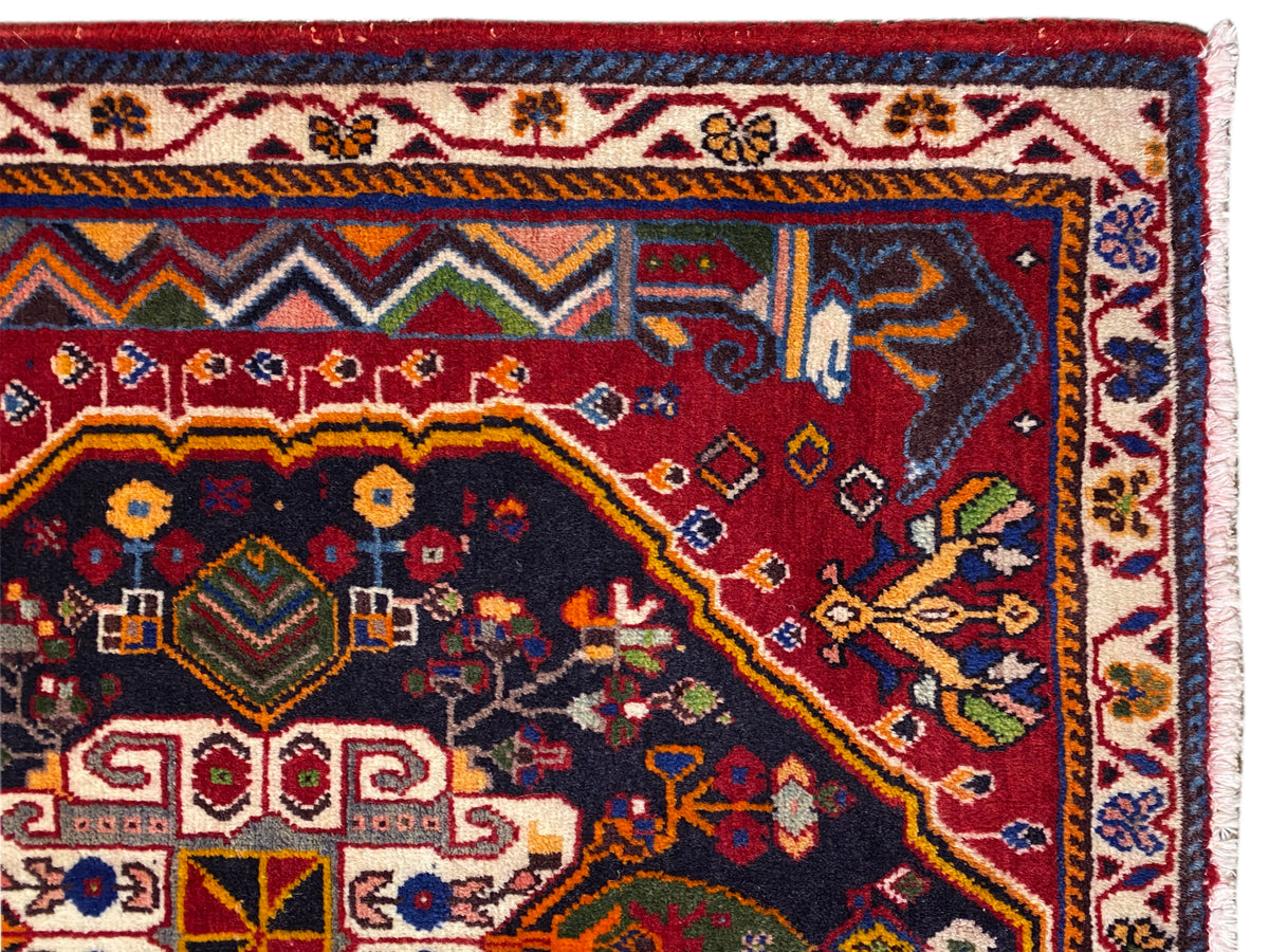 Alfombra Poshti: primer plano de la cenefa con ornamentos de zigzag y flores