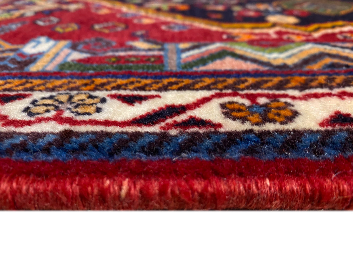 Alfombra Poshti: costura de flecos y orillo con degradado de azul a rojo