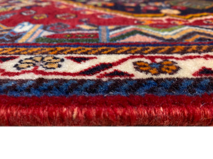 Alfombra Poshti: costura de flecos y orillo con degradado de azul a rojo