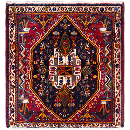 Alfombra cuadrada con fondo azul oscuro, marco rojo y diseño ornamental, 70x67 cm
