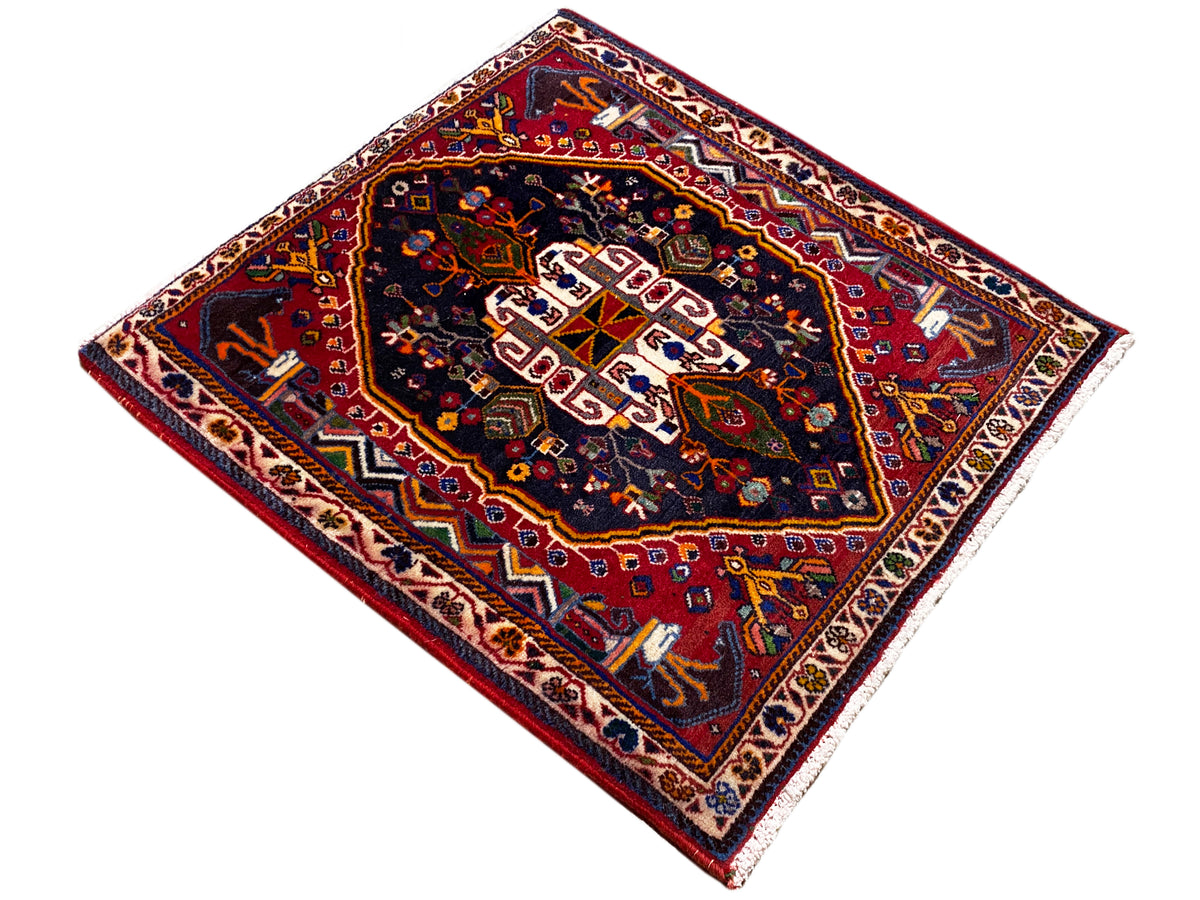 Alfombra cuadrada de 70x67 cm: medallón oscuro con marco rojo y cenefa ornamental