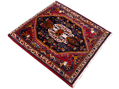 Alfombra cuadrada de 70x67 cm: medallón oscuro con marco rojo y cenefa ornamental