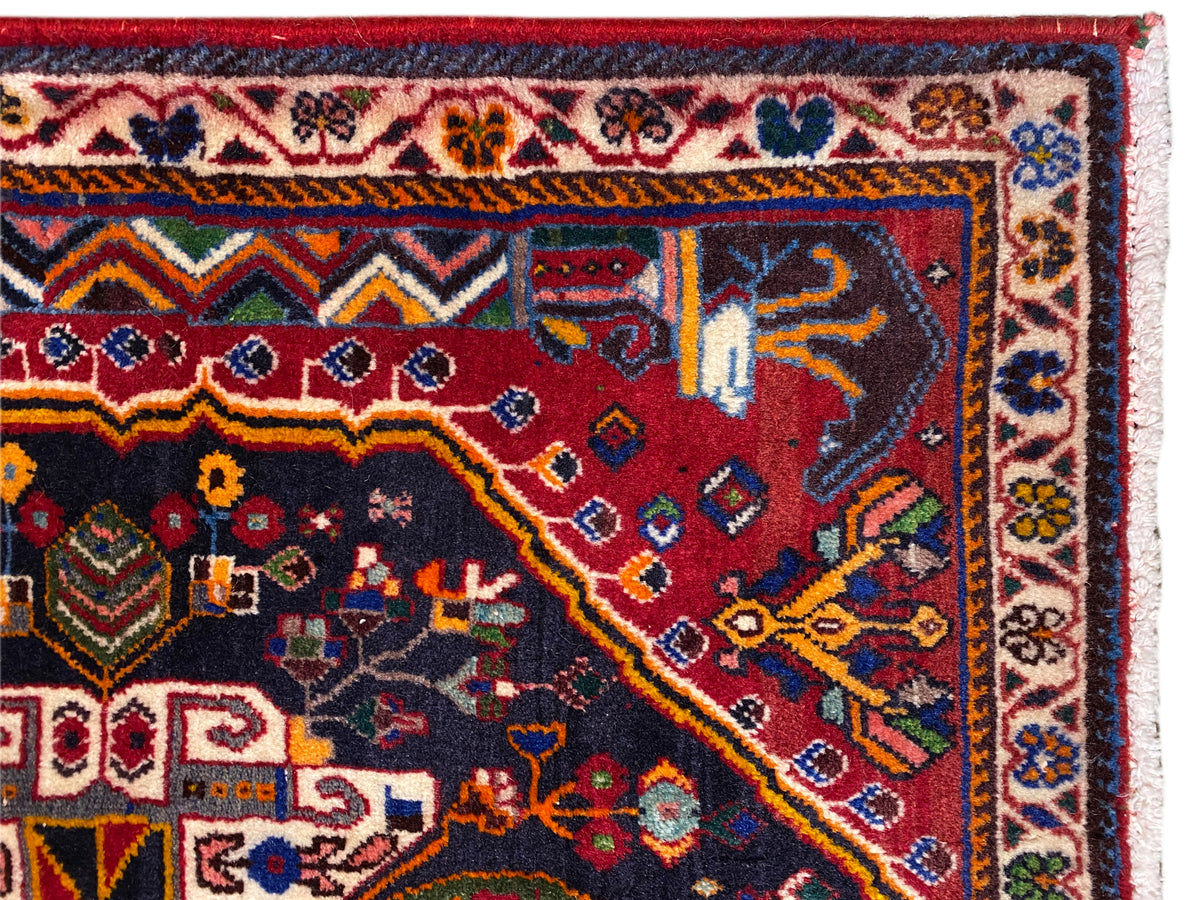Borde de alfombra con cenefa decorativa, patrón rojo y azul y flecos blancos, vista detallada