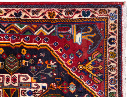 Borde de alfombra con cenefa decorativa, patrón rojo y azul y flecos blancos, vista detallada
