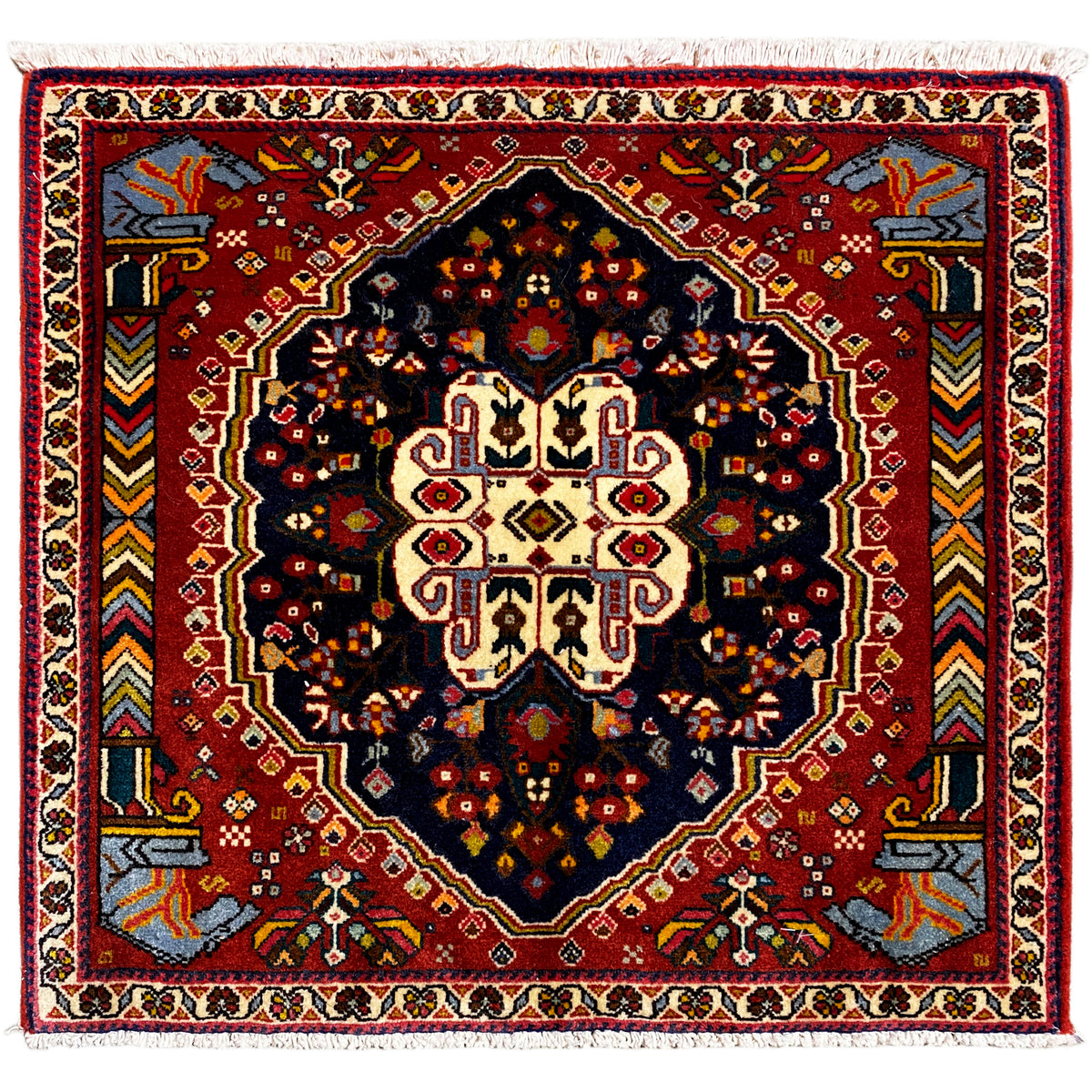 Alfombra Poshti de 65x61 cm, con estampado rojo, medallón oscuro y flecos