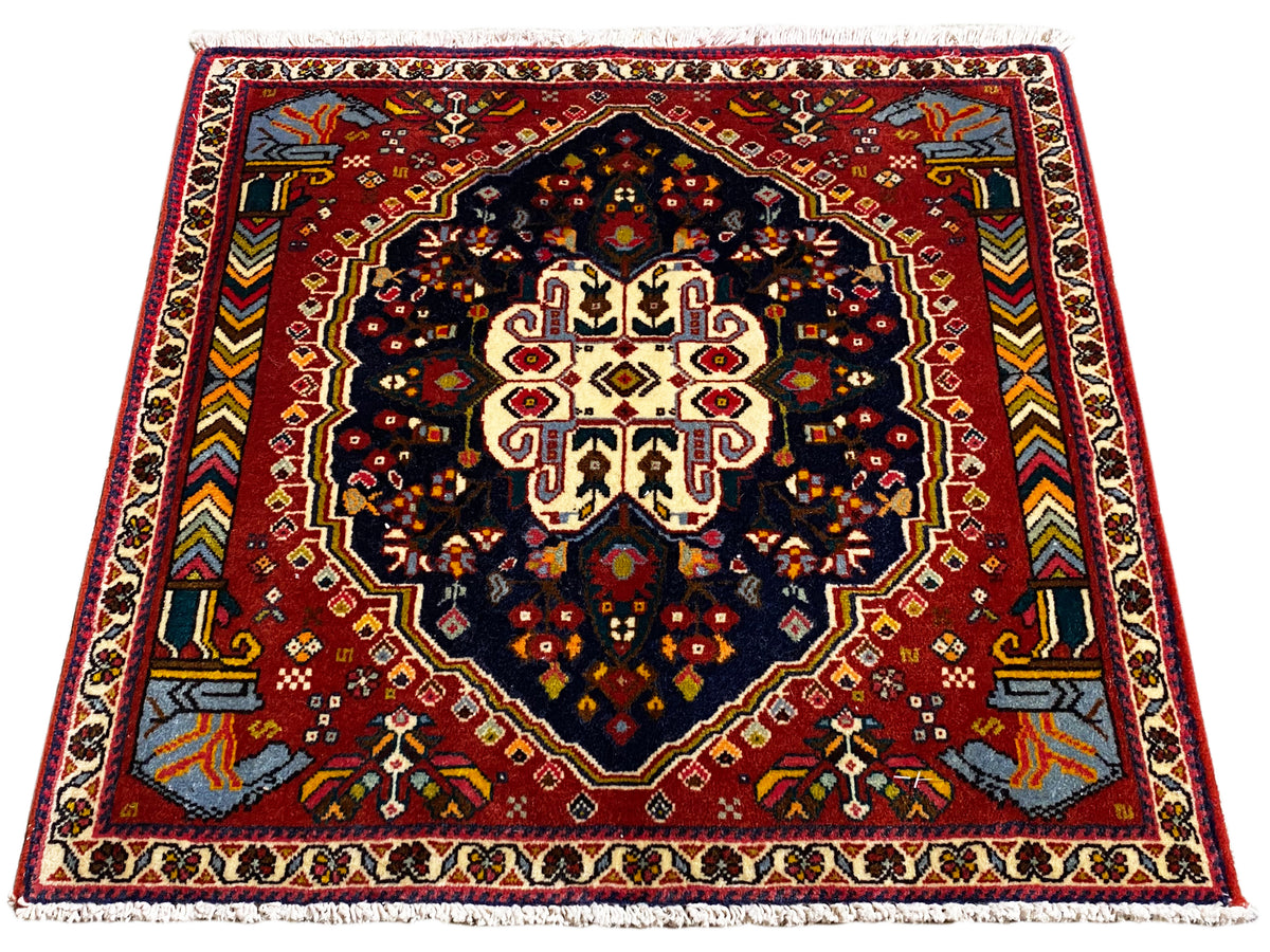 Alfombra Poshti de 65x61 cm, foto girada: diseño de borde rojo con medallón oscuro