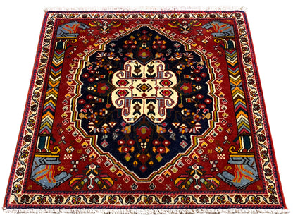 Alfombra Poshti de 65x61 cm, foto girada: diseño de borde rojo con medallón oscuro