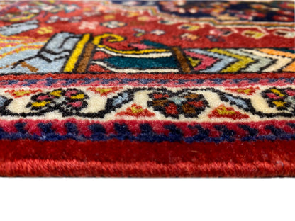 Alfombra Poshti de 65x61 cm, primer plano de la cenefa: ornamentos rojos, azules y multicolores