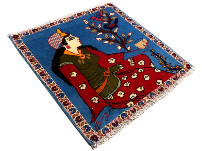Alfombra Poshti de 65x63 cm, motivo diagonal de una figura y un árbol, campos de color azules y rojos