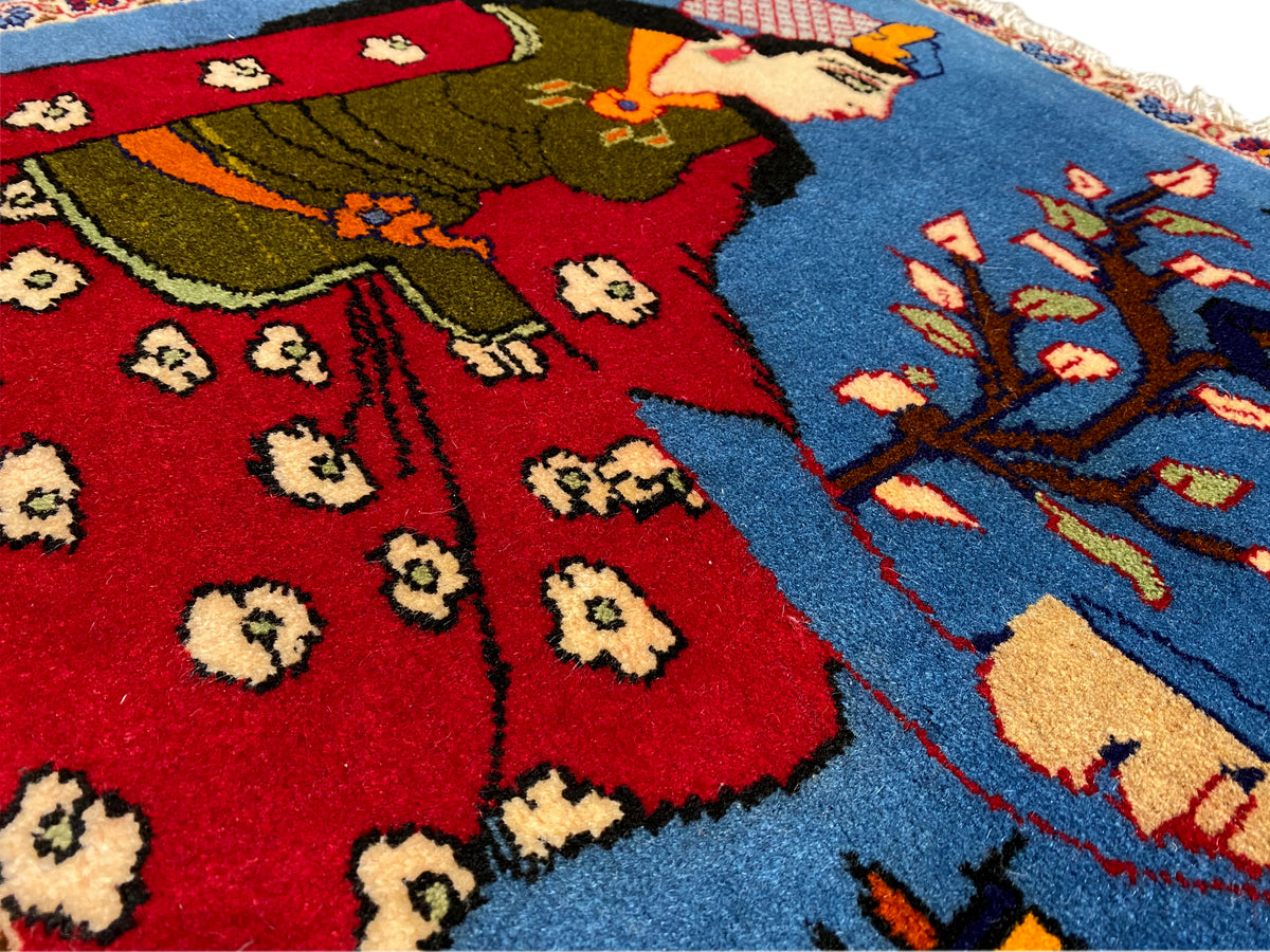 Alfombra Poshti de 65x63 cm, vista detallada: campo con estampado rojo, motivos florales y ramas azules