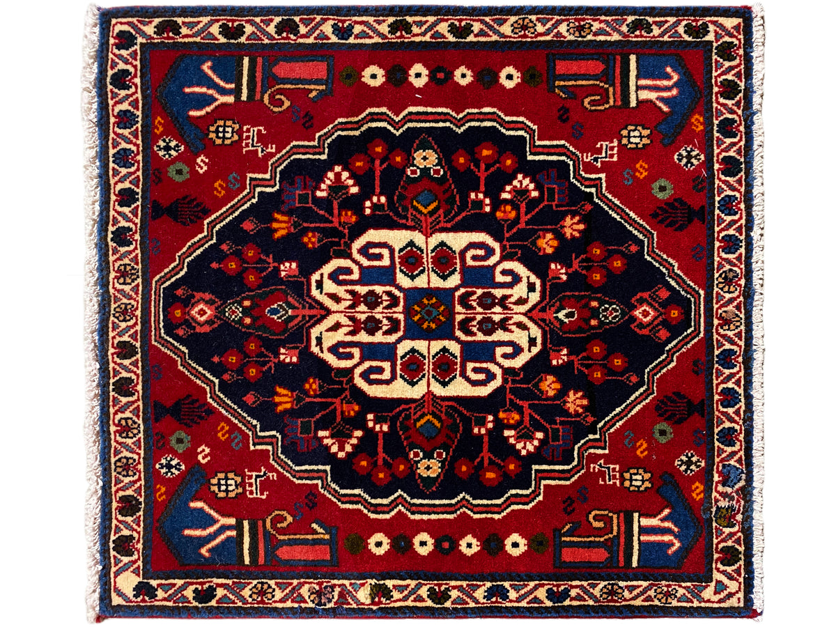 Alfombra en rojo y azul oscuro con gran ornamento central, cuadrada, 68x64 cm