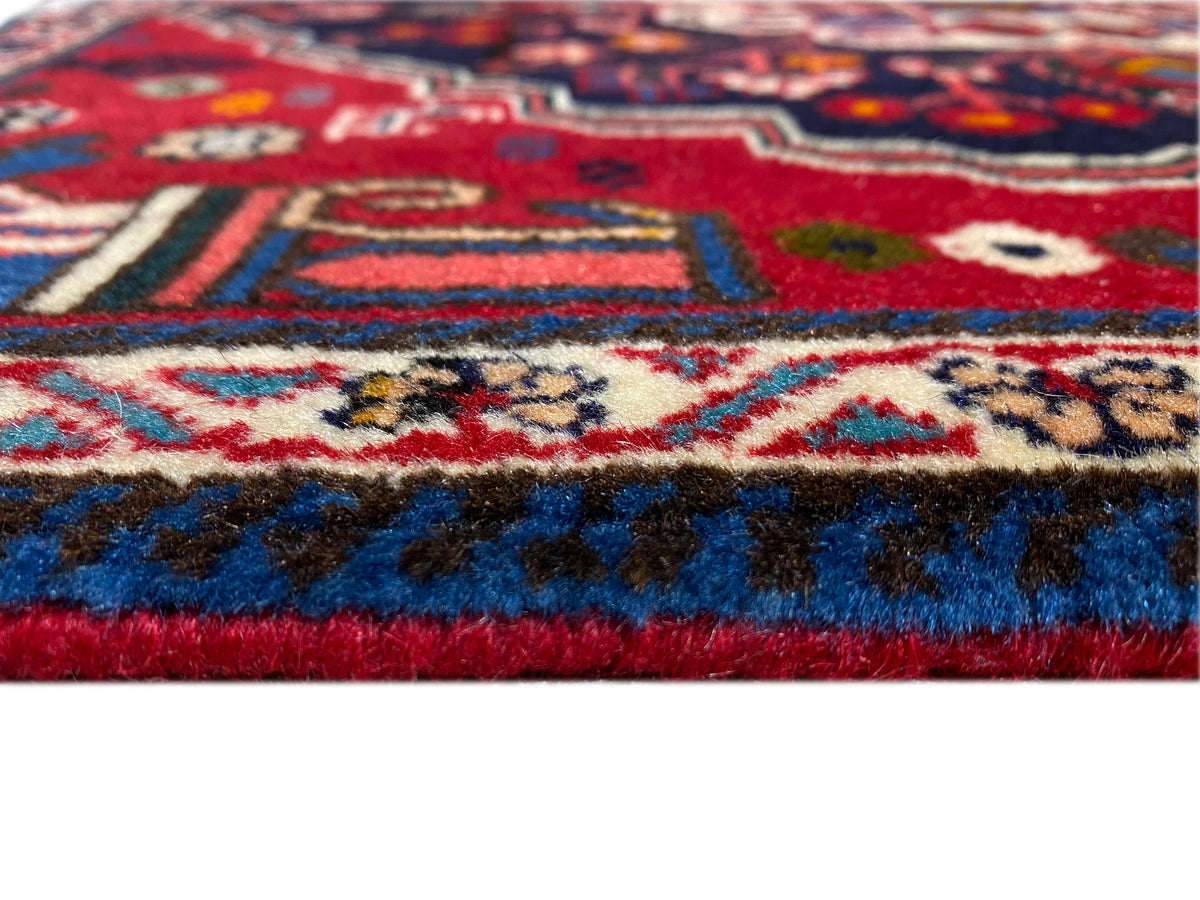 Borde de alfombra de pelo corto, borde inferior rojo y estampado azul y blanco