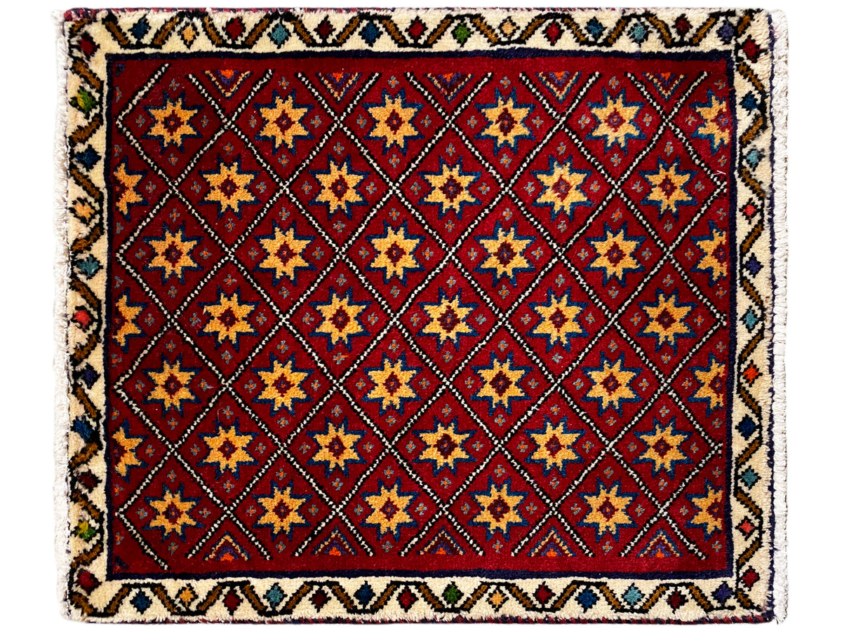 Alfombra cuadrada con motivo rojo y patrón geométrico multicolor de estrellas de azulejos