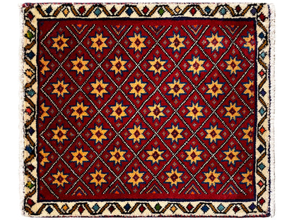 Alfombra cuadrada con motivo rojo y patrón geométrico multicolor de estrellas de azulejos