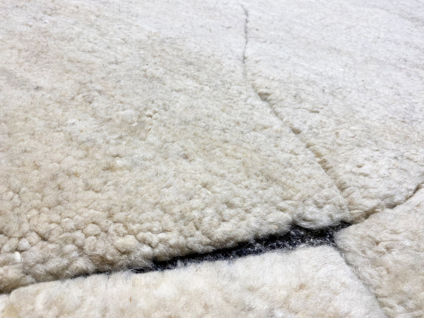 Moderner minimalistischer Berber Teppich in hellem Beigeton