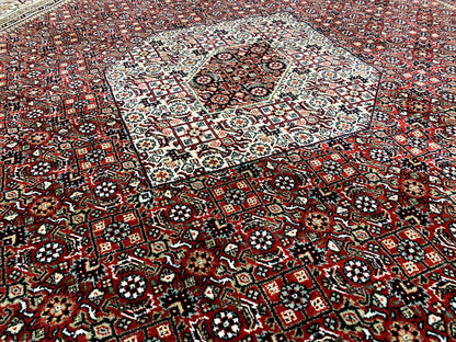 Orientteppich Bidjar 241x175 cm in Rot mit feiner Bordüre und Medaillon