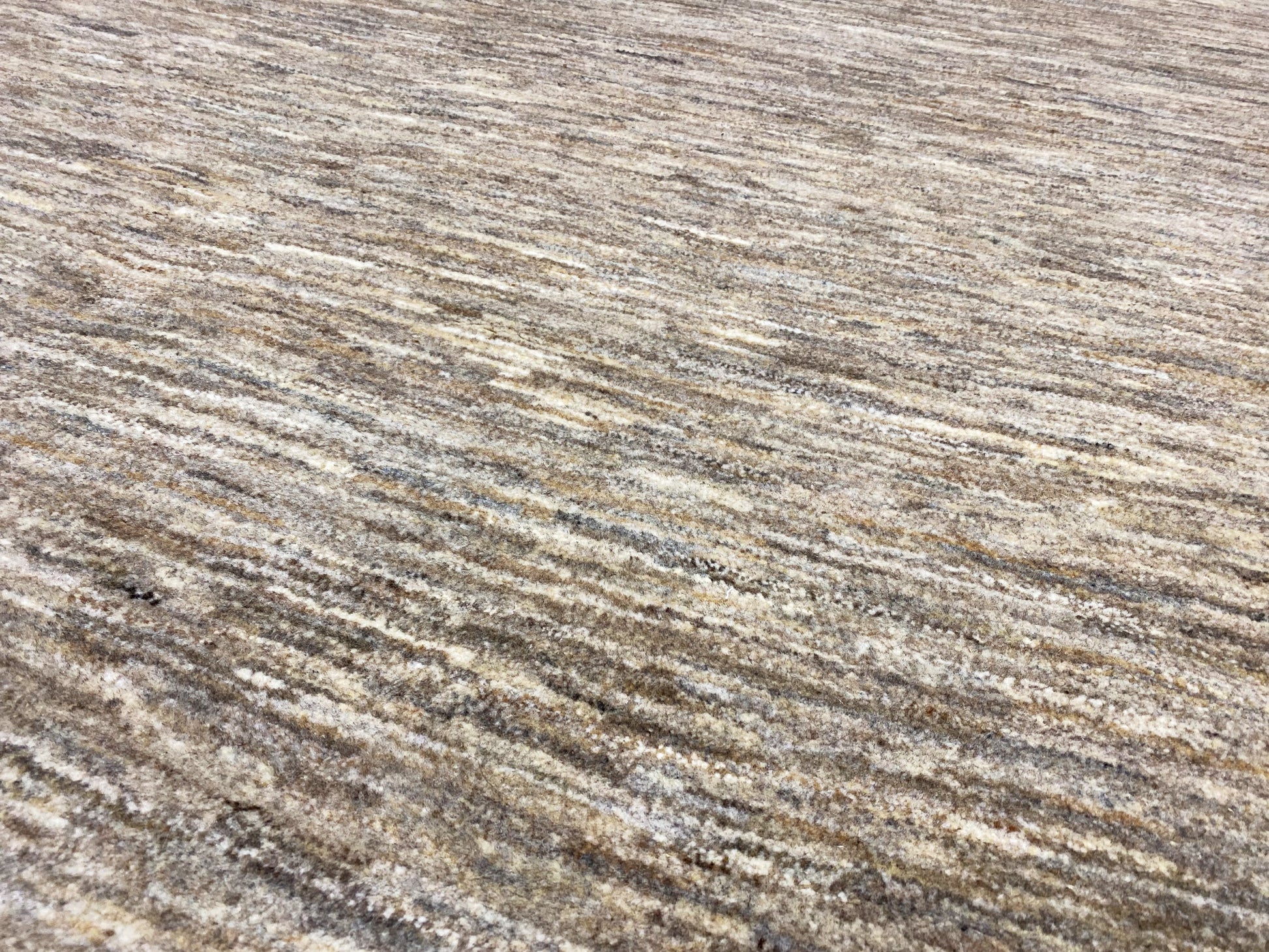 Zeitloser Gabbeh Teppich in neutralen Beigetönen