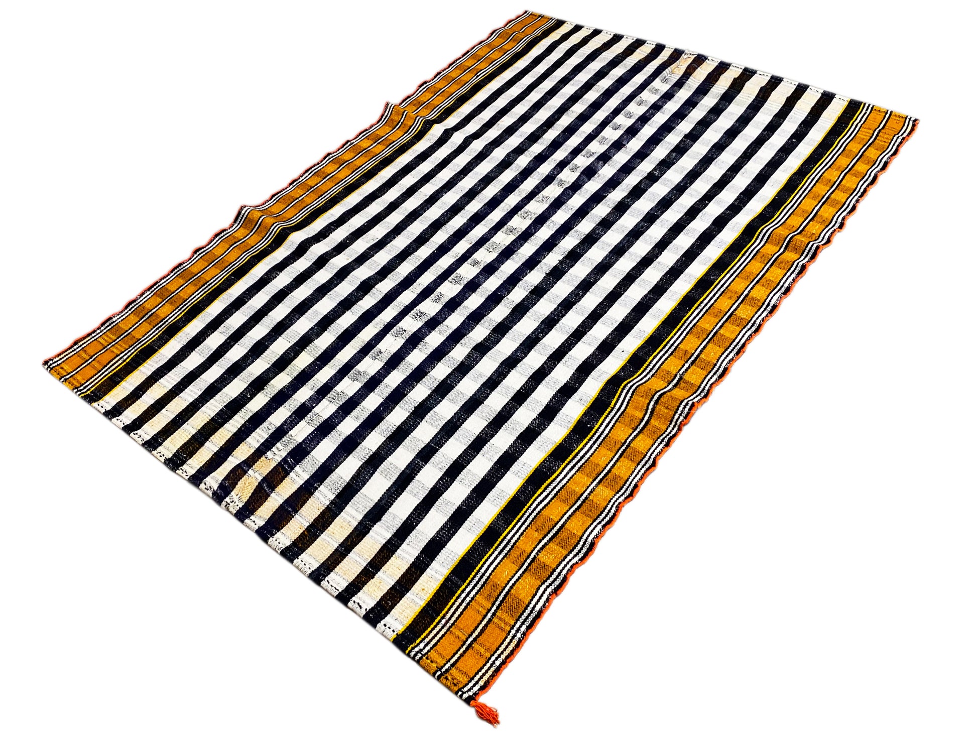 Wohnzimmer schwarz-weißer Jajim Teppich handgewebt mit goldener Bordüre