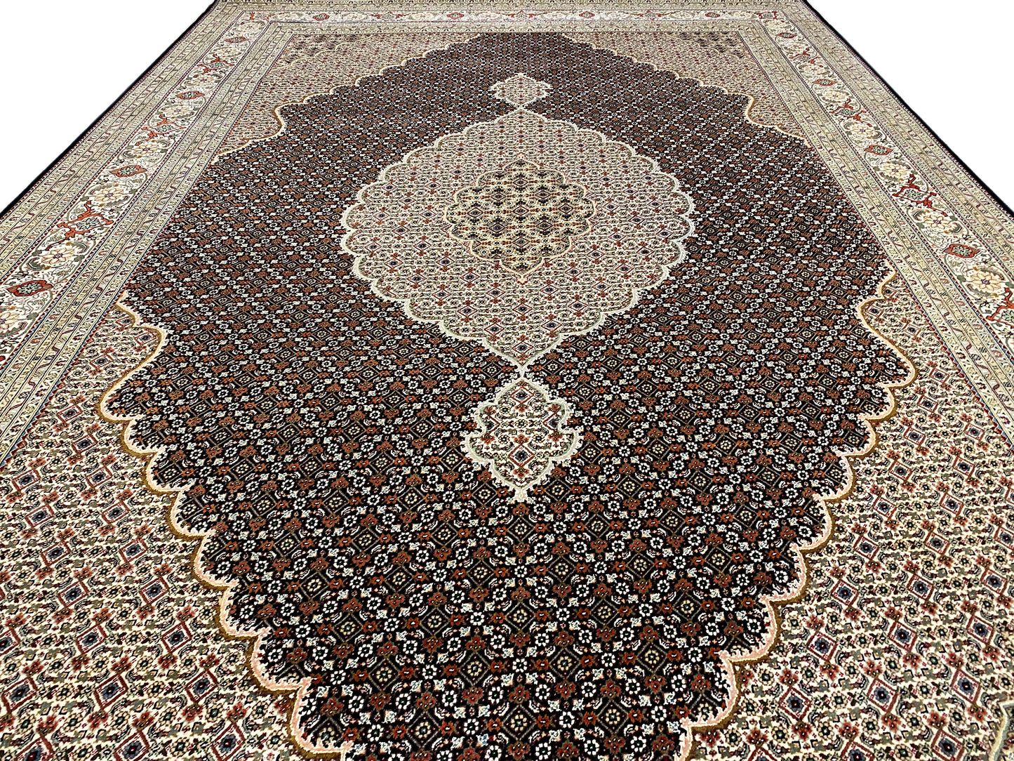 Orientalischer Indo Tabriz Teppich mit detailliertem floralem Design