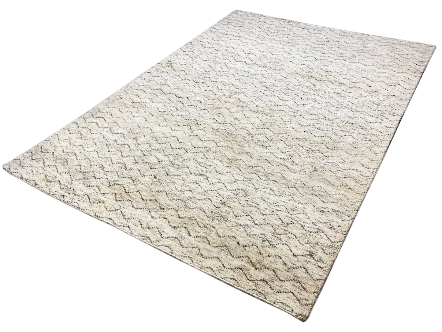 Minimalistischer Berberteppich in Naturfarben fürs Wohnzimmer