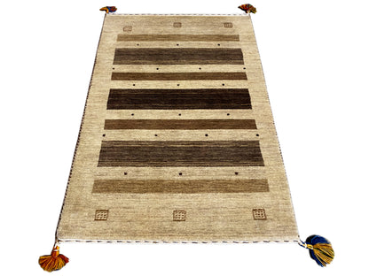 Kleiner beiger Wollteppich im skandinavischen Stil